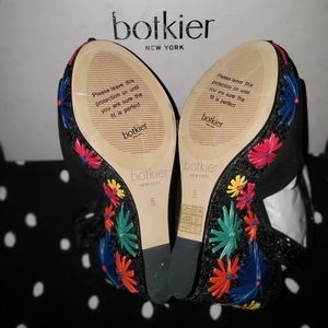 Botkier flower wedges